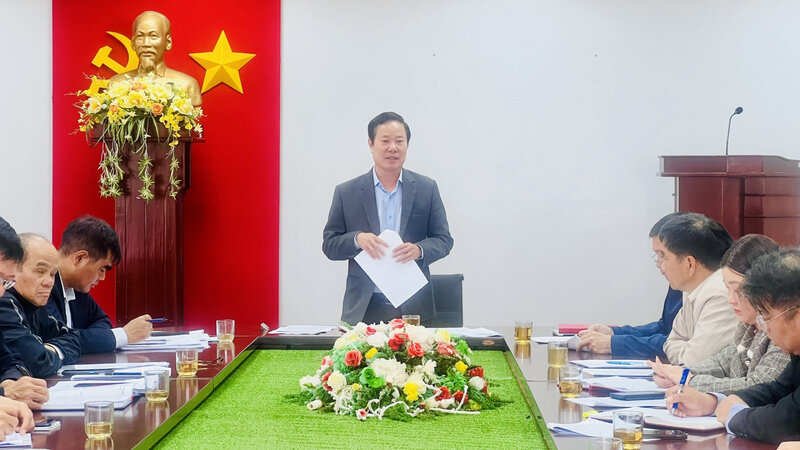 Ông Phạm Triều - Chủ tịch Ủy ban MTTQ Việt Nam tỉnh Lâm Đồng đề nghị các sở, ngành, địa phương chung sức đẩy nhanh tiến độ xoá nhà tạm đẻ về đích trước 30.6.2025. Ảnh: Nguyệt Thu