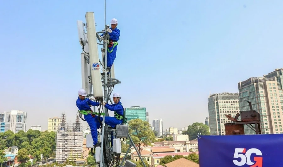 Một trạm thu phát sóng 5G được lắp đặt ở trung tâm TPHCM.