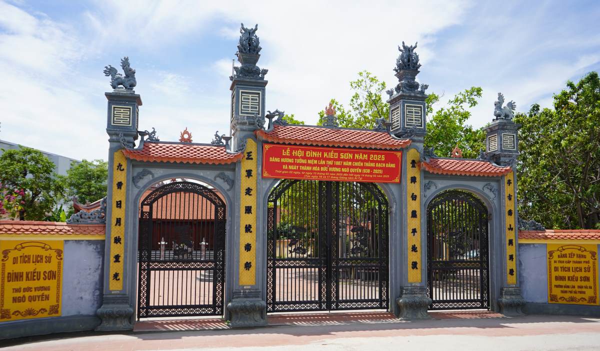 Nghi môn đình Kiều Sơn theo kiểu tứ đồng trụ truyền thống. Ảnh: Mai Dung