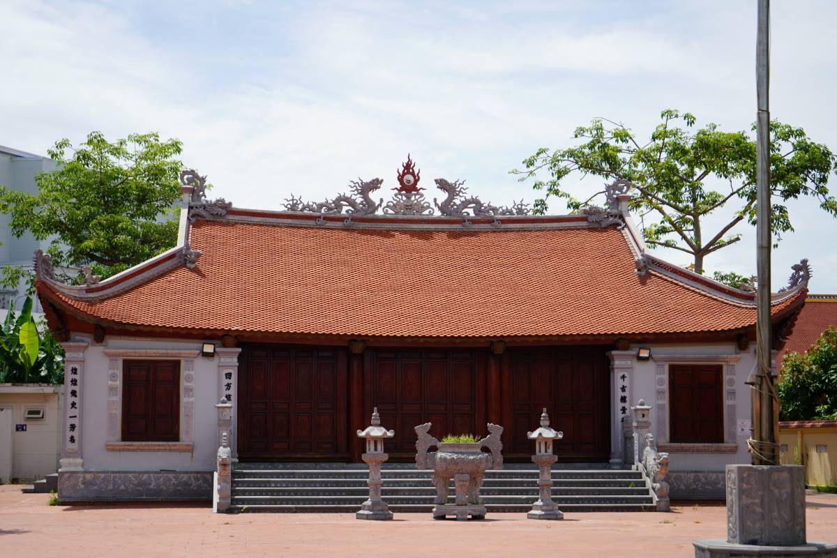 Đình Kiều Sơn tọa lạc trên khuôn viên hơn 2.000 m2, giữa lòng dân cư đông đúc ở phường Đằng Lâm, Hải An, Hải Phòng. Ảnh: Mai Dung