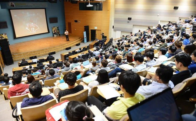 Năm 2024, mức lương cơ bản của giáo viên mới ra trường tại Hàn Quốc từ 2,19 - 2,25 triệu won (1.600 USD) mỗi tháng. Ảnh: INT