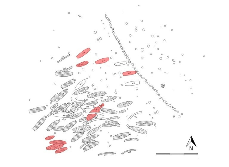 Bản đồ khu khai quật phía nam của địa điểm Xiaohe (theo Abuduresule và cộng sự, 2019), với các ngôi mộ đã được công bố được đánh dấu bằng màu đỏ. Nguồn: Asian Archaeology (2025). quan-tai-hinh-thuyen-giua-long-sa-mac-bi-mat-nghin-nam-thach-thuc-gioi-khao-co-3.jpg