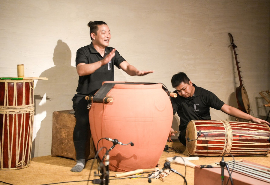 Trống chum - sử dụng chum sành và săm xe tạo âm trầm. danh-thuc-van-hoa-ban-dia-tu-nhung-am-thanh-gom-2.jpg