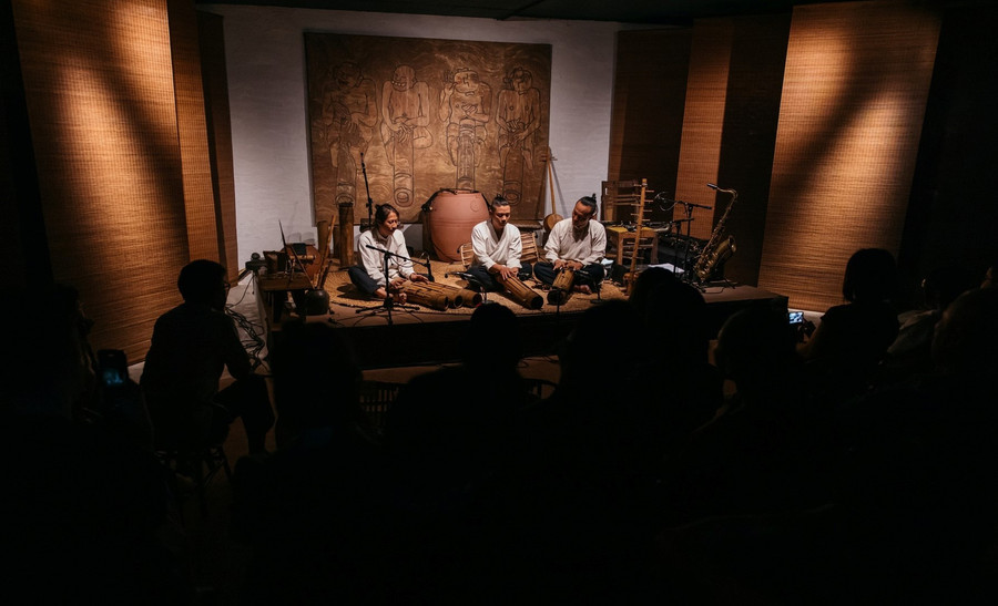 'GOm show' là chương trình trình diễn âm nhạc đầu tiên tại Việt Nam lấy chất liệu gốm làm trung tâm. danh-thuc-van-hoa-ban-dia-tu-nhung-am-thanh-gom-1.jpg