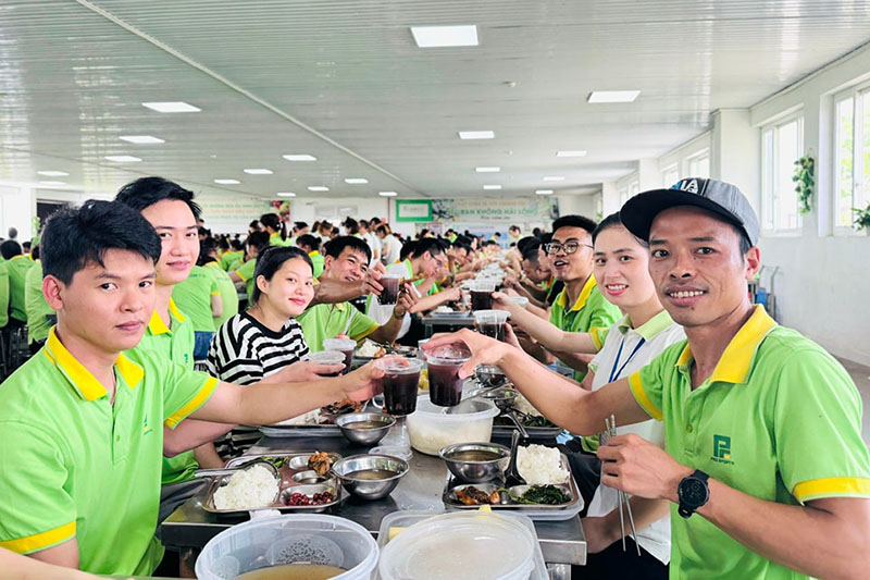 Công nhân lao động Nhà máy Pro Sports Hồng Thuận được công ty nấu chè đỗ đen mát lạnh giải nhiệt. Ảnh: Công đoàn Công ty cung cấp.