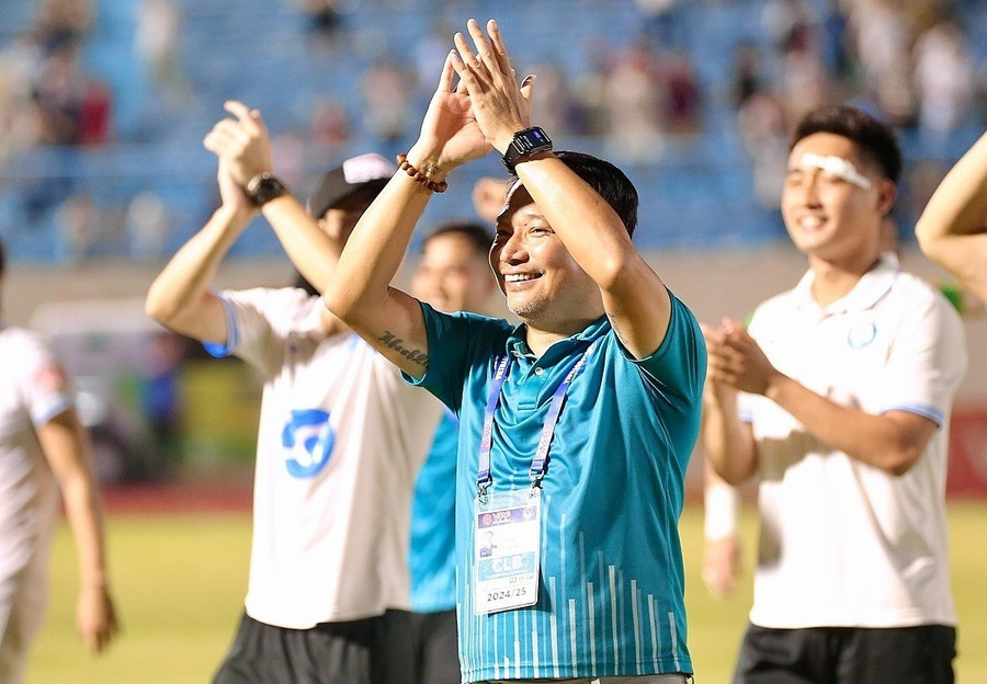 HLV Vũ Hồng Việt tự hào và xúc động khi Thép xanh Nam Định lần thứ hai liên tiếp vô địch V-League. vhv.jpg