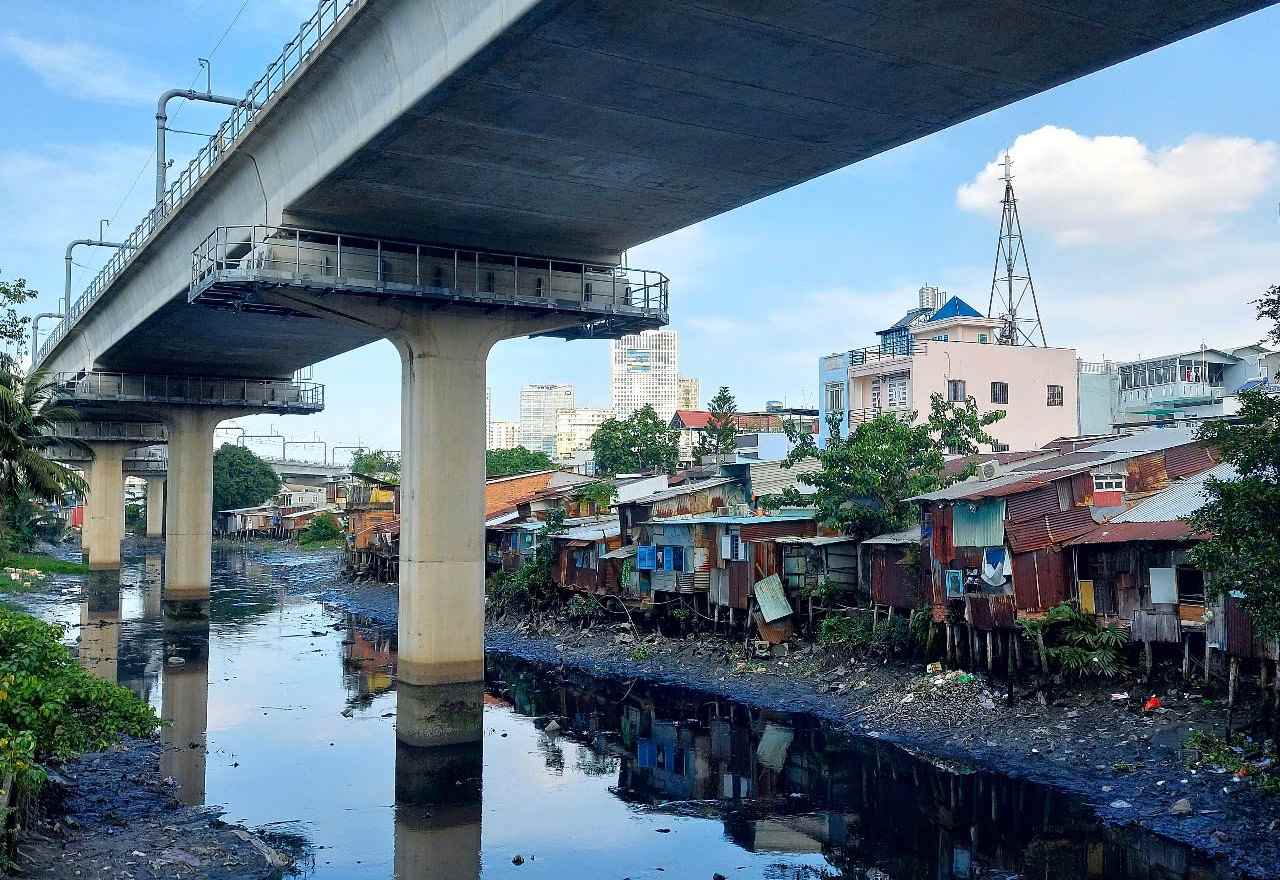 Dãy nhà lụp xụp ven rạch Văn Thánh (quận Bình Thạnh, TPHCM) - đối lập với tuyến Metro số 1. Ảnh: Minh Quân