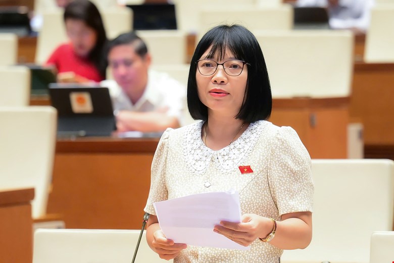 Đại biểu Nguyễn Thị Việt Nga phát biểu. Ảnh: Phạm Đông