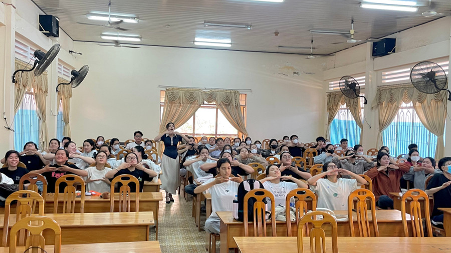 Vashna Thiên Kim người sáng tạo phương pháp thở Haama Breath hướng dẫn các sinh viên tham dự. 4.jpg