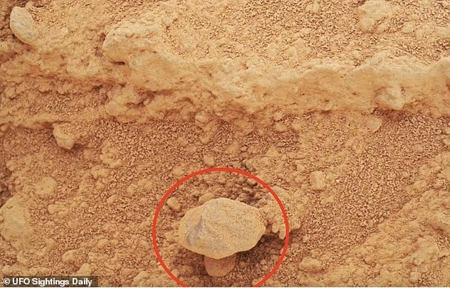 Những người săn tìm UFO đã nắm bắt được cấu trúc kỳ lạ này, tuyên bố đây là bằng chứng về sự sống trên sao Hỏa.