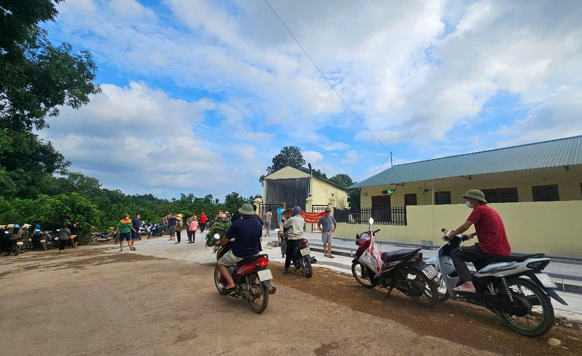 Trước đó, người dân tại xã Cẩm Long, huyện Cẩm Thủy, tỉnh Thanh Hóa đã tập trung trong nhiều ngày để phản đối việc trại lợn gây ô nhiễm. Ảnh: Minh Hoàng