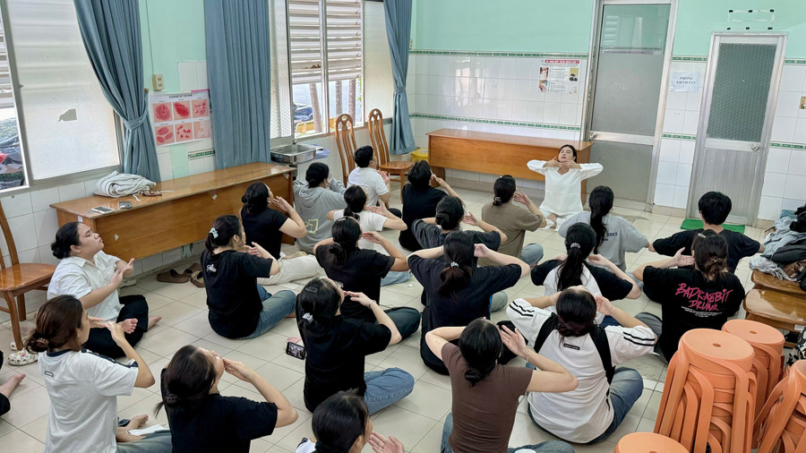 Sinh viên Trường Cao đẳng Bình Thuận thực hành phương pháp thở Haama Breath dưới sự hướng dẫn của Vashna Thiên Kim. 2.jpg