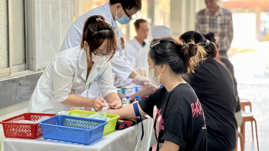 Buổi xét nghiệm máu, ghi nhận thông số sinh lý của các sinh viên tham gia đề tài.