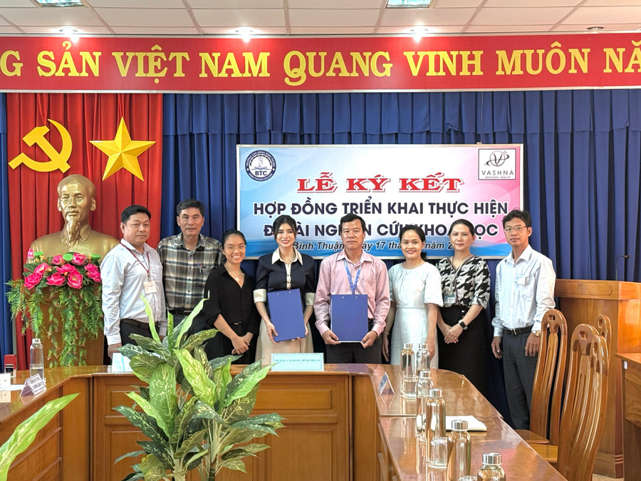 Đại diện Trường Cao đẳng Bình Thuận và Vashna Group ký kết hợp tác. 1.jpg
