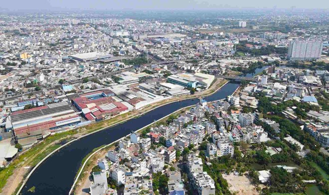 Một đoạn kênh Tham Lương - Bến Cát qua Gò Vấp và Tân Bình đang được kè bờ và đường hai bên. Ảnh: Anh Tú