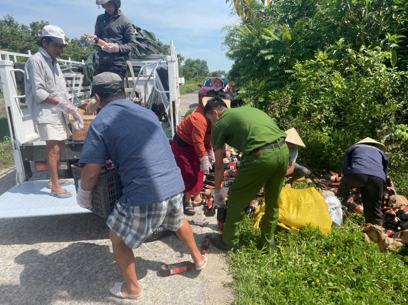 Người dân hỗ trợ lực lượng chức năng thu gom những chai nước mắm, nước chấm bị vứt bỏ. Ảnh: Nguyễn Hoàng