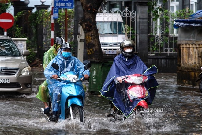 Hà Nội tiếp tục mưa to đến rất to, cảnh báo những tuyến đường ngập úng