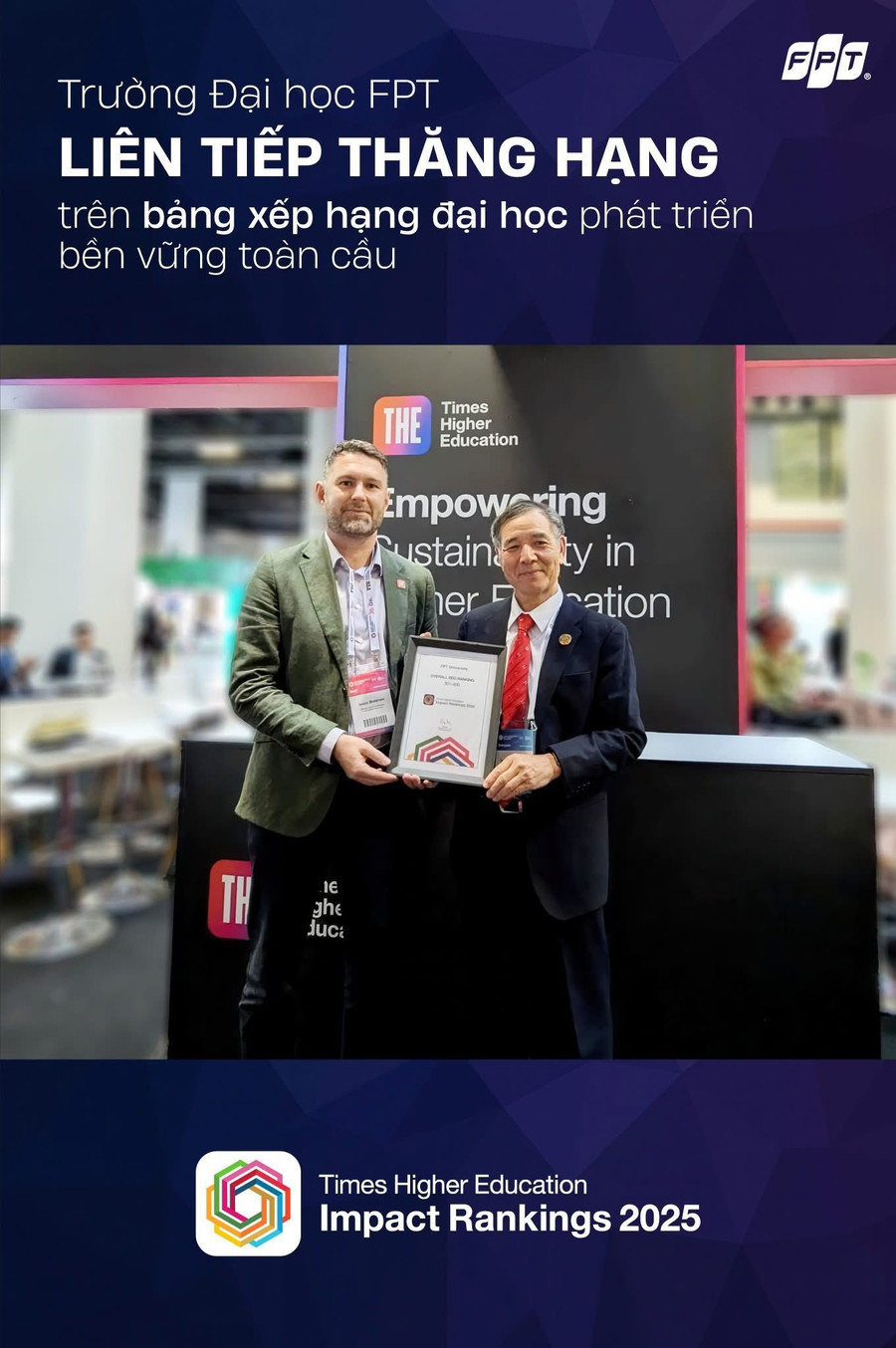 Đại diện tổ chức xếp hạng THE Impact Rankings trao chứng nhận kết quả xếp hạng 301-400 trong số hơn 2.500 trường đại học trên toàn cầu năm 2025 cho ông Lê Trường Tùng - Chủ tịch Hội đồng trường Trường Đại học FPT. f6.jpg