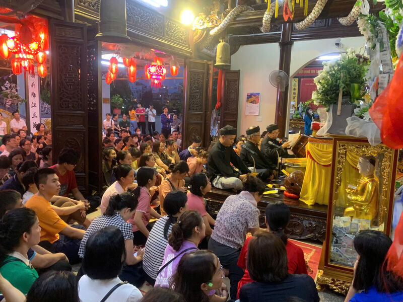 Khu vực trong đền đều chật kín các sĩ tử tới cầu may mắn, suôn sẻ trong thi cử. Ảnh: Tường Vy
