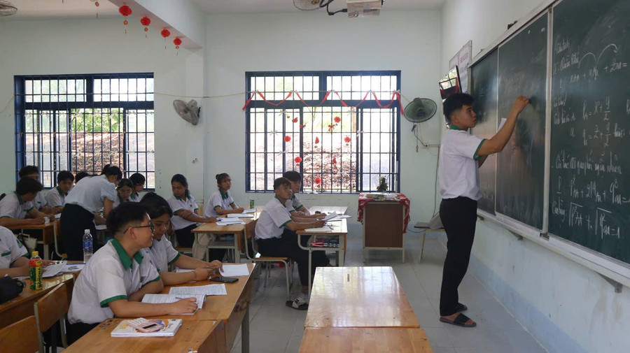 Học sinh Trường THPT Nguyễn Du (huyện Ninh Sơn, Ninh Thuận) trong giờ ôn tập cho kỳ thi. ddcd6139bd050a5b5314.jpg