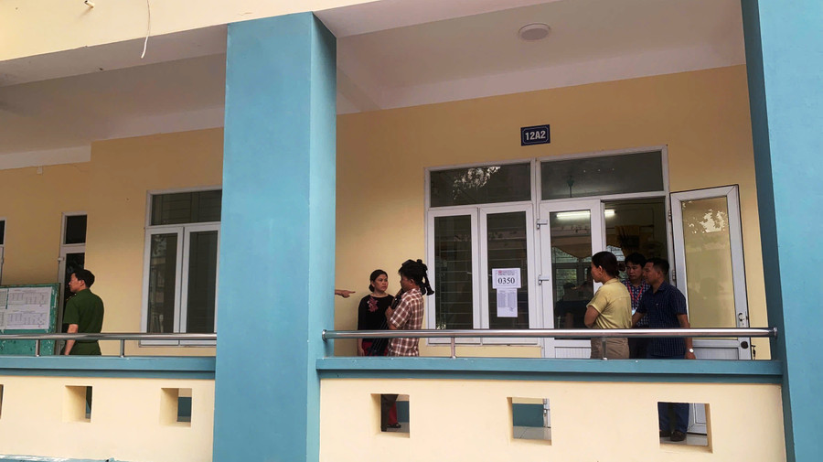 Ban Chỉ đạo kỳ thi ở huyện Mường Lát đi kiểm tra các phòng thi. c1f7aaabbb8d0cd3559c.jpg