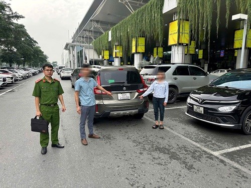 Xử lý 2 đối tượng trong vụ du khách phải trả 900.000 đồng khi đi taxi ở Nội Bài