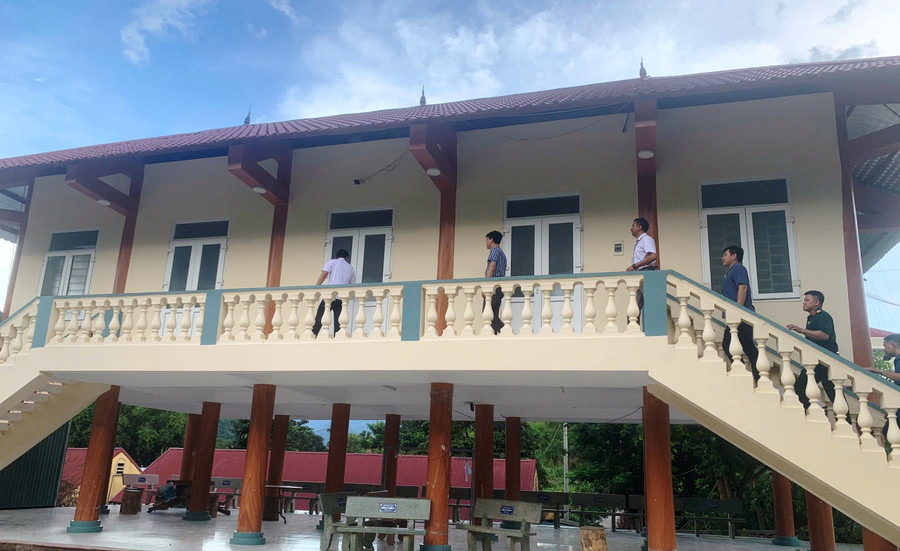 Ban Chỉ đạo kỳ thi ở huyện Mường Lát đi kiểm tra khu Làng học sinh Trường THPT Mường Lát. 537df32ee20855560c19.jpg