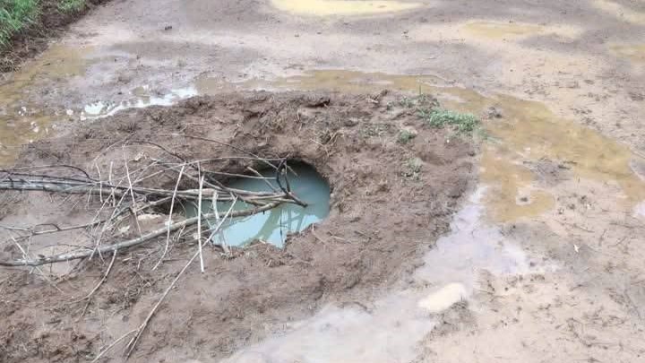 Ông Bùi Văn Quyn, Phó Chủ tịch UBND xã Nhân Nghĩa, cho biết chính quyền đã cử cán bộ xuống hiện trường kiểm tra, hướng dẫn người dân không đến gần khu vực hố sụt để tránh xảy ra tai nạn. Xã cũng đang phối hợp để báo cáo cấp trên, đề nghị các cơ quan chuyên môn sớm vào cuộc khảo sát, đánh giá địa chất khu vực, qua đó tìm giải pháp xử lý căn cơ, lâu dài.  “Chúng tôi mong muốn các ngành chức năng sớm nghiên cứu, đánh giá cụ thể để có phương án khắc phục, đảm bảo an toàn cho nhân dân” – ông Quyn nói.  Sự việc là hồi chuông cảnh báo về nguy cơ tiềm ẩn của các hiện tượng địa chất bất thường tại khu vực miền núi như Lạc Sơn. Trong bối cảnh biến đổi khí hậu và tác động của con người ngày càng lớn, chính quyền và người dân cần nâng cao cảnh giác, phối hợp chặt chẽ để phòng tránh những rủi ro có thể xảy ra bất cứ lúc nào. Ảnh: Người dân cung cấp