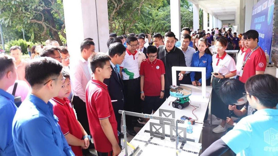 Học sinh Trường THCS Trần Duy Hưng (Cầu Giấy, Hà Nội) tham gia thi Sáng tạo robot tại Ngày hội STEM quốc gia năm 2024 tại Đại học Bách khoa Hà Nội. Ảnh: NTCC