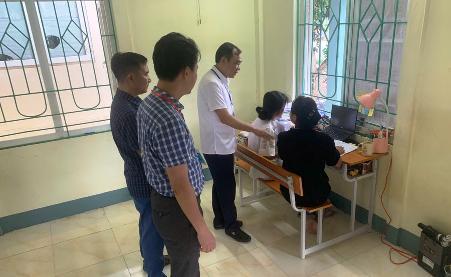 Các thành viên Ban Chỉ đạo kỳ thi ở huyện Mường Lát đến thăm, động viên thí sinh trước kỳ thi. 324dfb1aea3c5d62042d.jpg