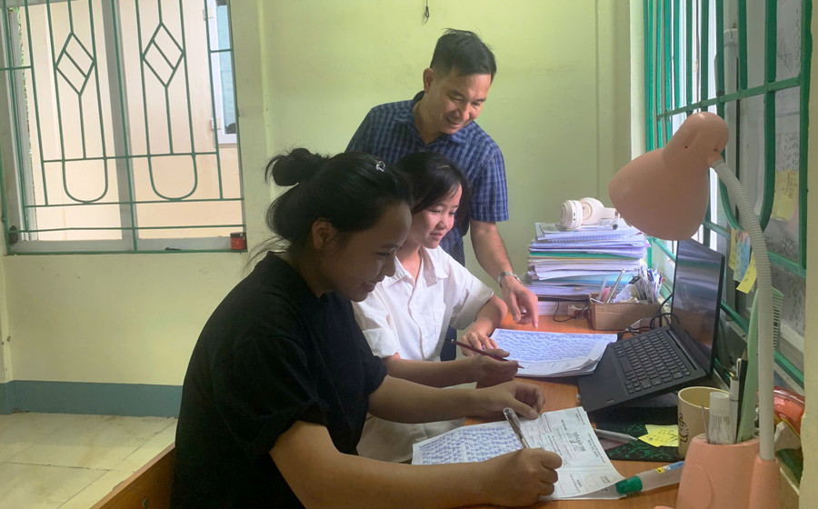 Ông Lê Văn Tùng - Phó Hiệu trưởng nhà trường động viên học sinh trước kỳ thi. 4ea8c7fad6dc618238cd.jpg