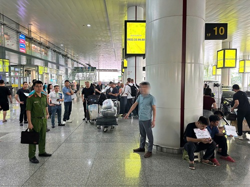 Cò mồi mời chào vị du khách đi xe trái phép tại cột số 10 - nhà ga quốc tế T2 Nội Bài. Ảnh: NIA.