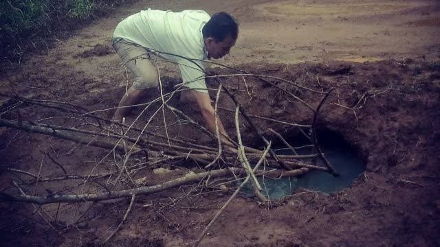 Xuất hiện hố sâu chứa nước ở Hòa Bình khiến người dân lo lắng