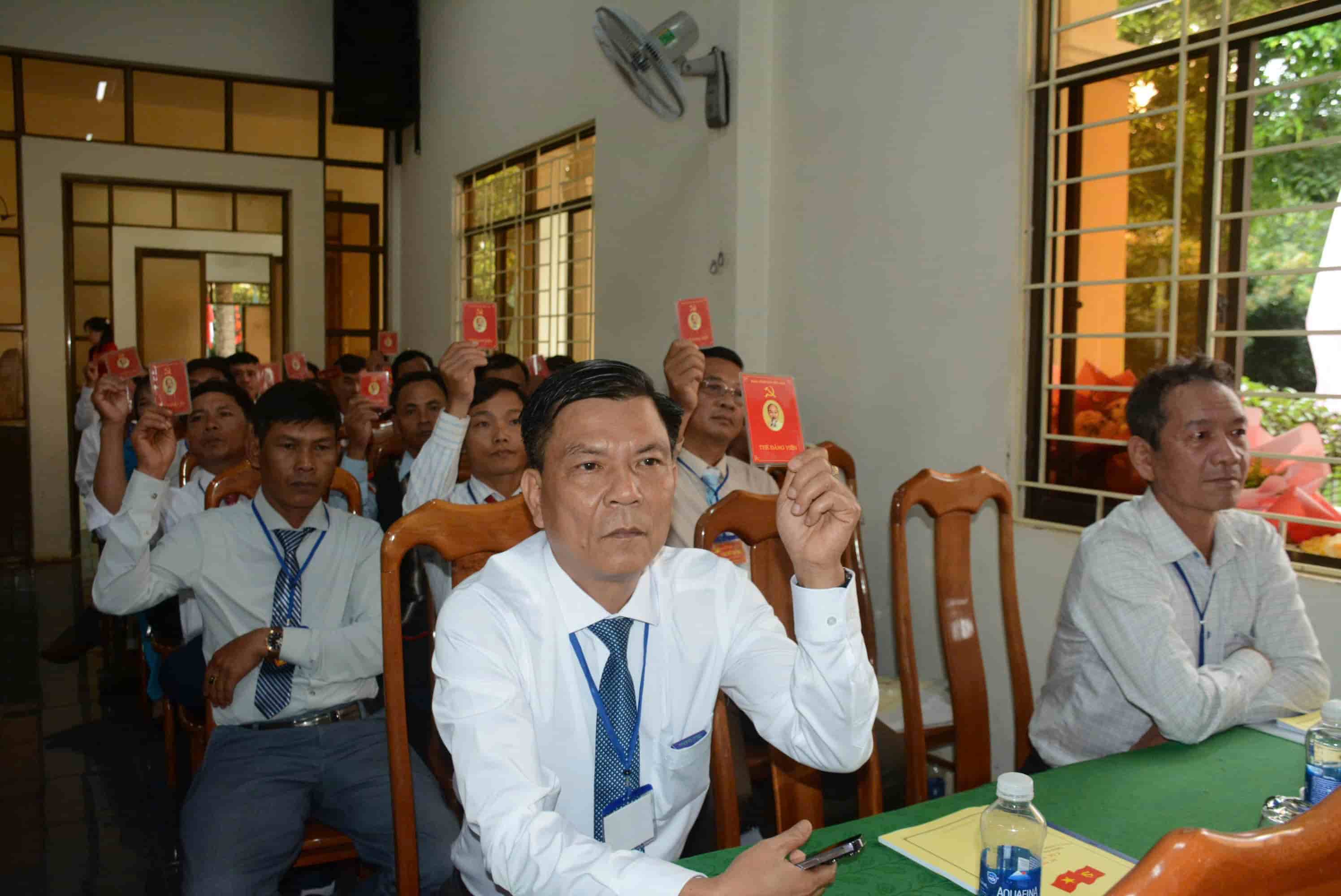 Các đại biểu biểu quyết thông qua các chỉ tiêu mà Nghị quyết đề ra. Ảnh: Thanh Tuấn