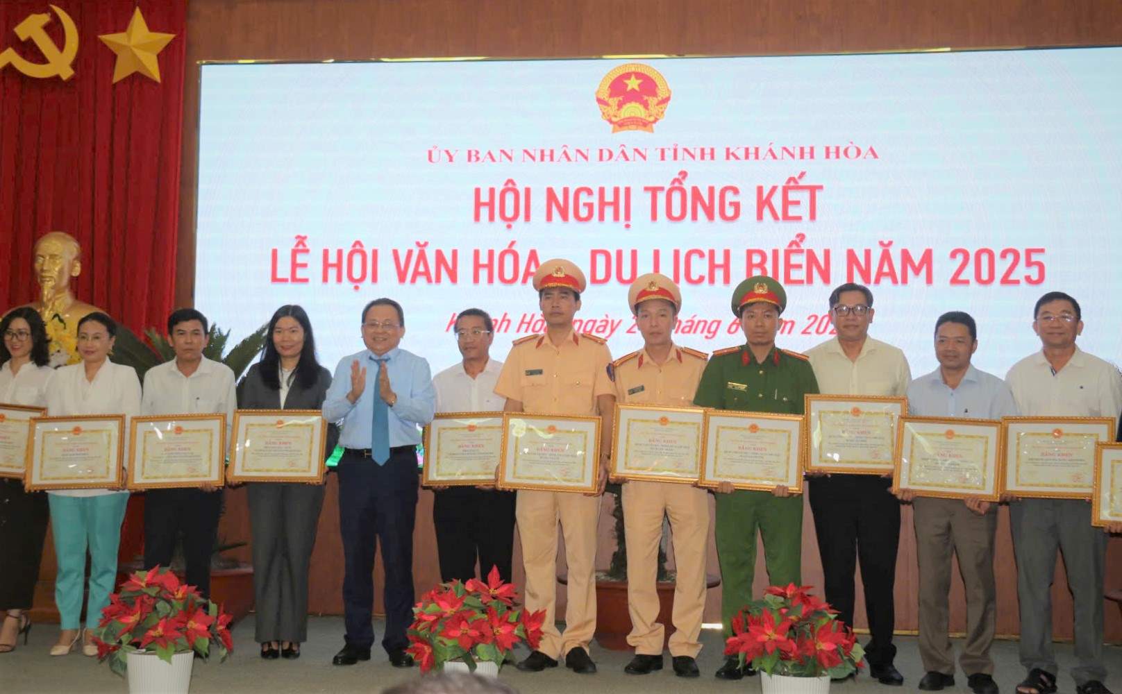 UBND tỉnh Khánh Hòa khen thưởng 35 tập thể, 49 cá nhân có nhiều đóng góp nổi bật trong lễ hội Văn hóa – Du lịch biển năm 2025. Ảnh: Phương Linh