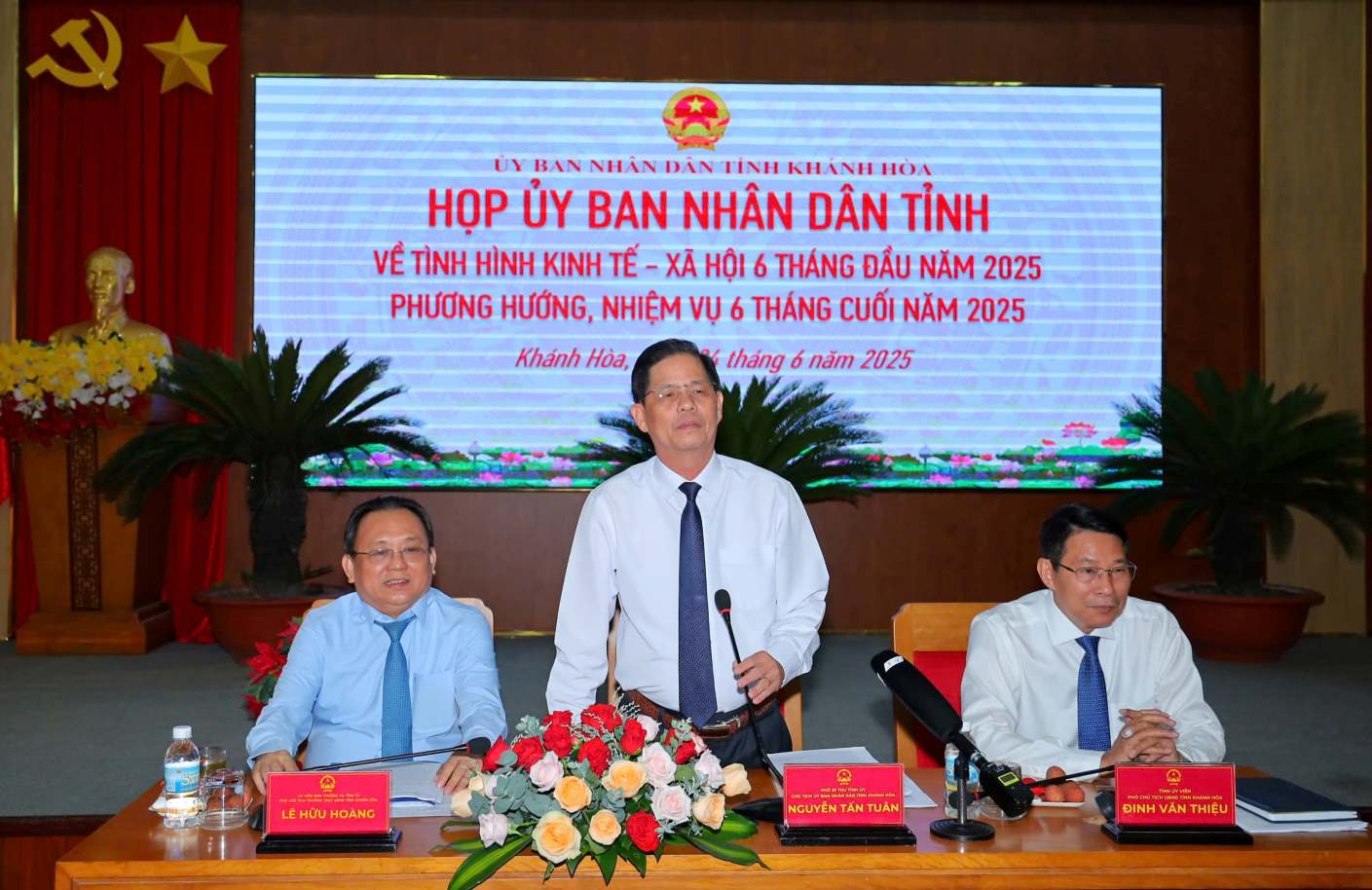 Lãnh đạo tỉnh Khánh Hòa đánh giá về thành công của chương trình lễ hội Văn hóa – Du lịch biển năm 2025. Ảnh: Phương Linh