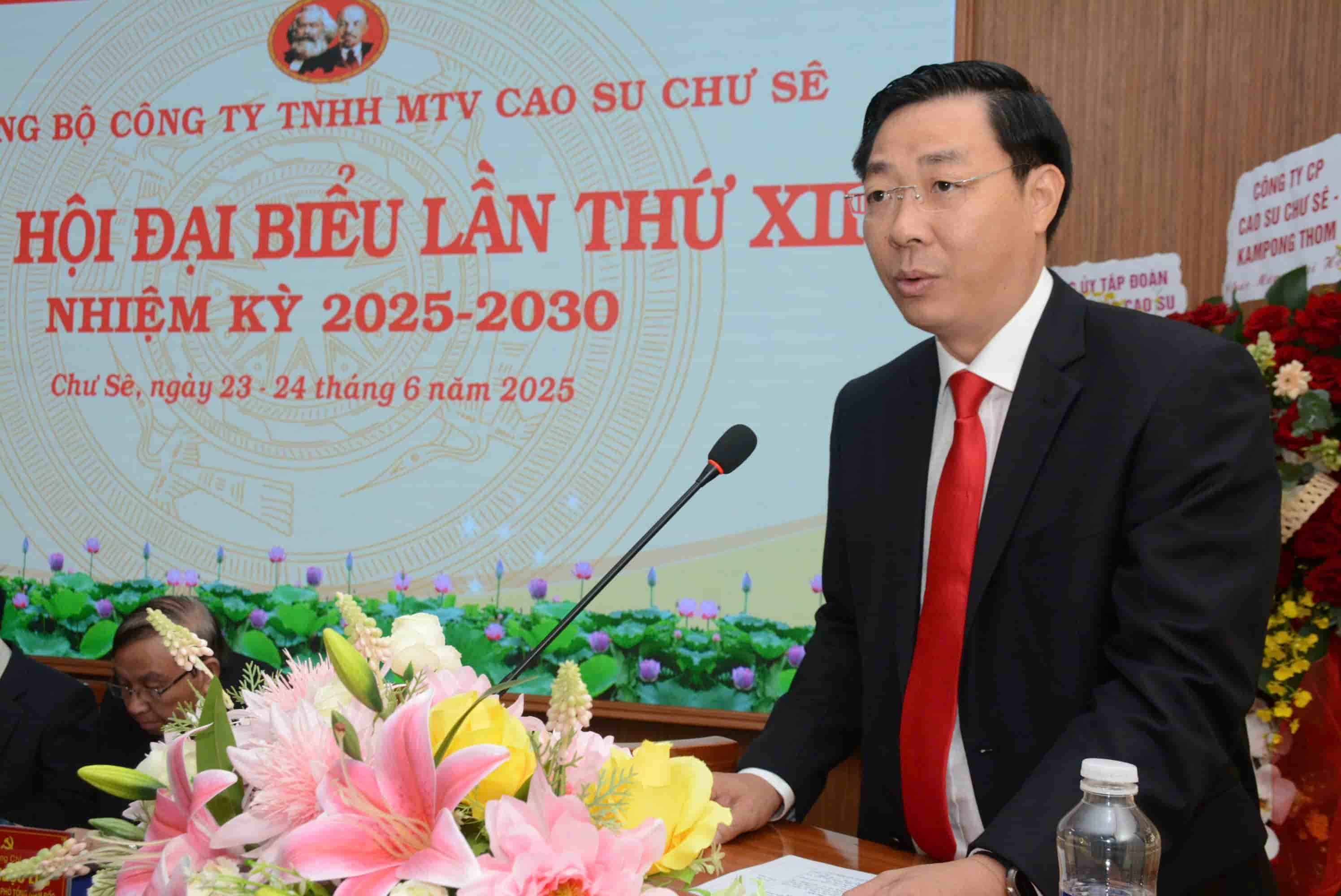 Ông Lê Trung Kiên – Tổng Giám đốc công ty Cao su Chư Sê phát biểu tại Đại hội. Ảnh: Thanh Tuấn