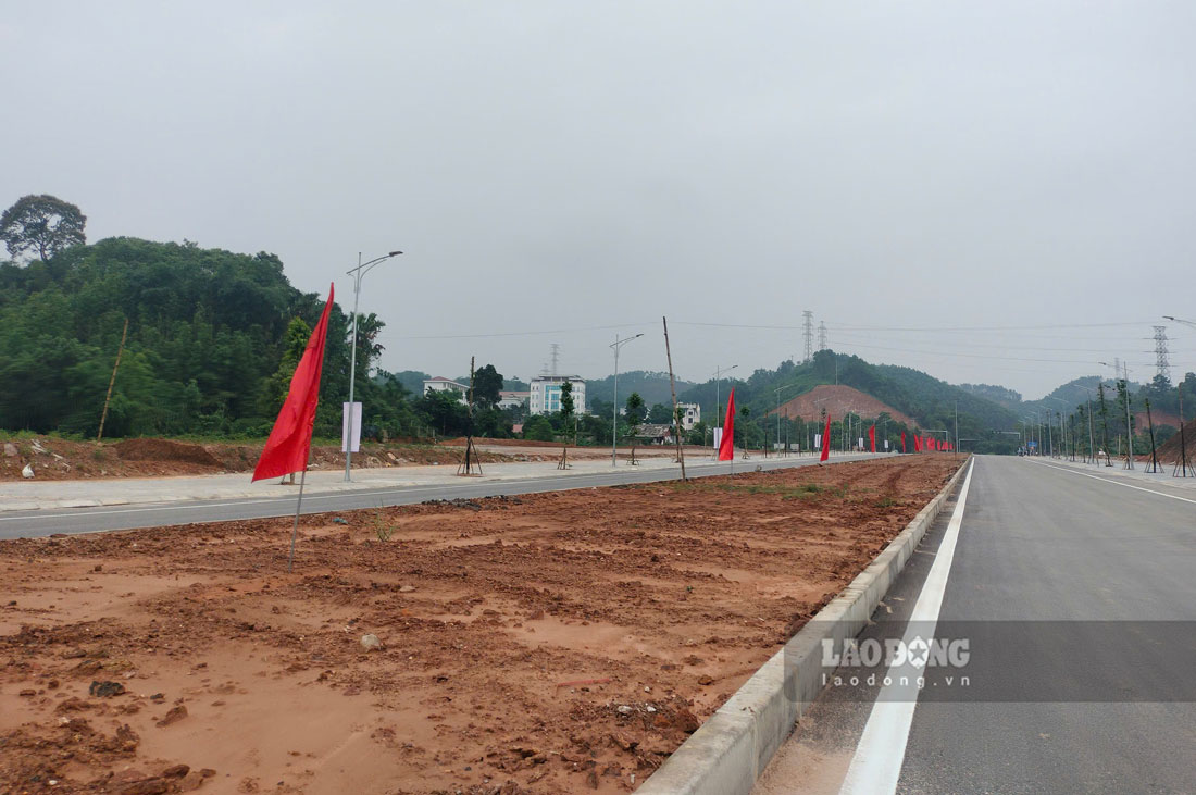 Công nhân đang hoàn thiện các hạng mục cuối cùng, vệ sinh môi trường và cắm cờ hoa trước ngày thông xe kỹ thuật. Ảnh: Văn Đức