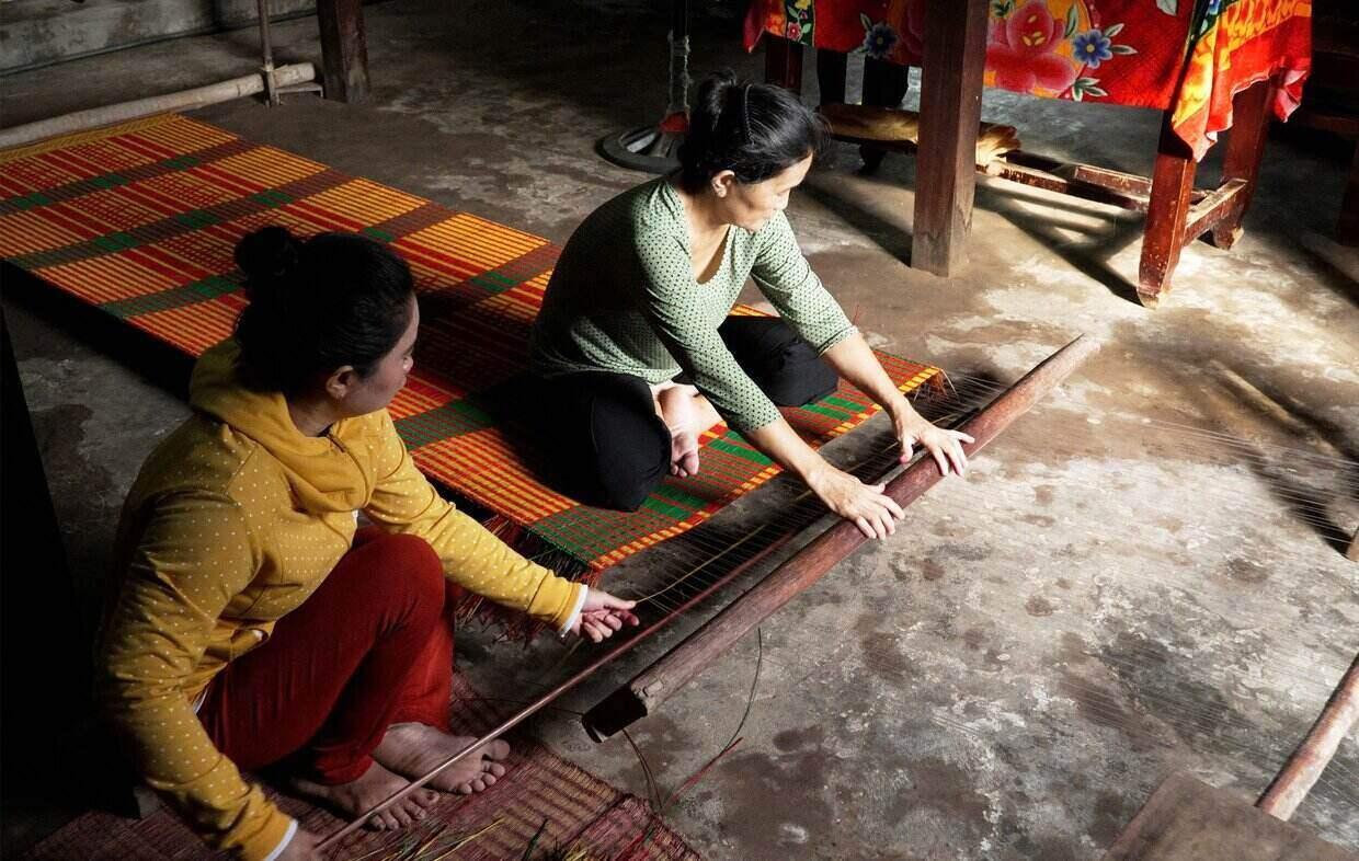Người dân làng nghề Cà Hom vẫn giữ cách dệt thủ công bằng khung tre. Ảnh: Bảo tàng Trà Vinh