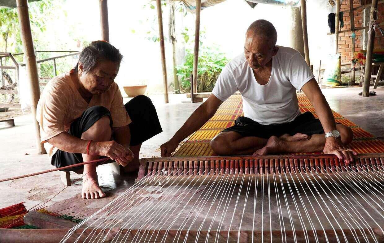 Bà Diệp Thị Som vẫn miệt mài giữ nghề thủ công truyền thống. Ảnh: Bảo tàng Trà Vinh