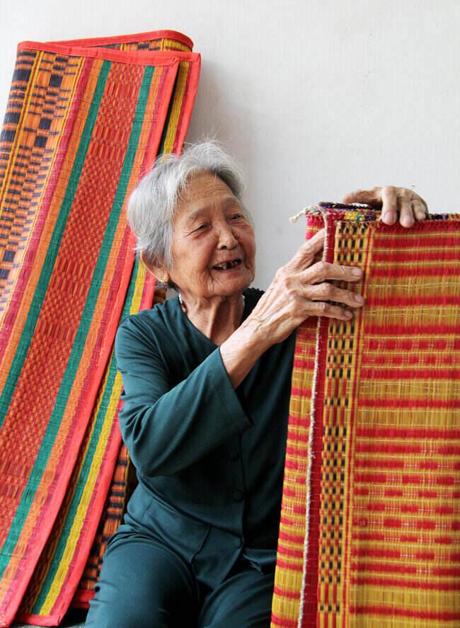 Bà Ngô Thị Pho được xem là một nghệ nhân ưu tú với hơn 70 năm gắn bó với nghề dệt chiếu. Ảnh: Hoàng Lộc