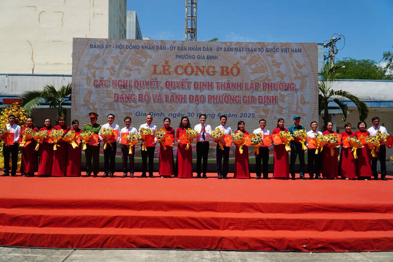 Phường Gia Định tổ chức lễ công bố Nghị quyết của Ủy ban Thường vụ Quốc hội về sắp xếp đơn vị hành chính cấp xã. Ảnh: Minh Tâm