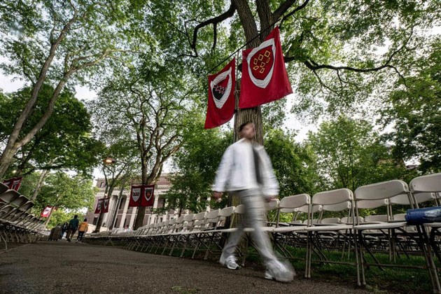 Harvard tiếp tục vướng cáo buộc, bị dọa cắt tài trợ liên bang