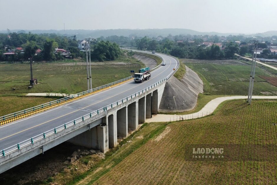 Tuyến chính đường liên vùng đã thông xe. Ảnh: Tô Công.