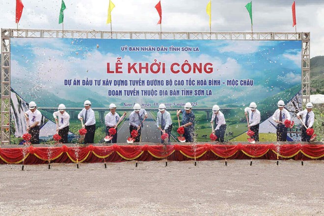 Giữa tháng 5.2025, tuyến cao tốc Hòa Bình - Mộc Châu đoạn qua địa bàn tỉnh Sơn La dài khoảng 32 km (Km53 - Km85+262), tổng mức đầu tư 4.445 tỉ đồng cũng đã chính thức khởi công. Ảnh: Huy Thành.