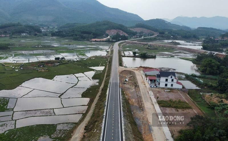 Tuyến đường liên vùng giúp kết nối Phú Thọ với Lào Cai. Ảnh: Tô Công.