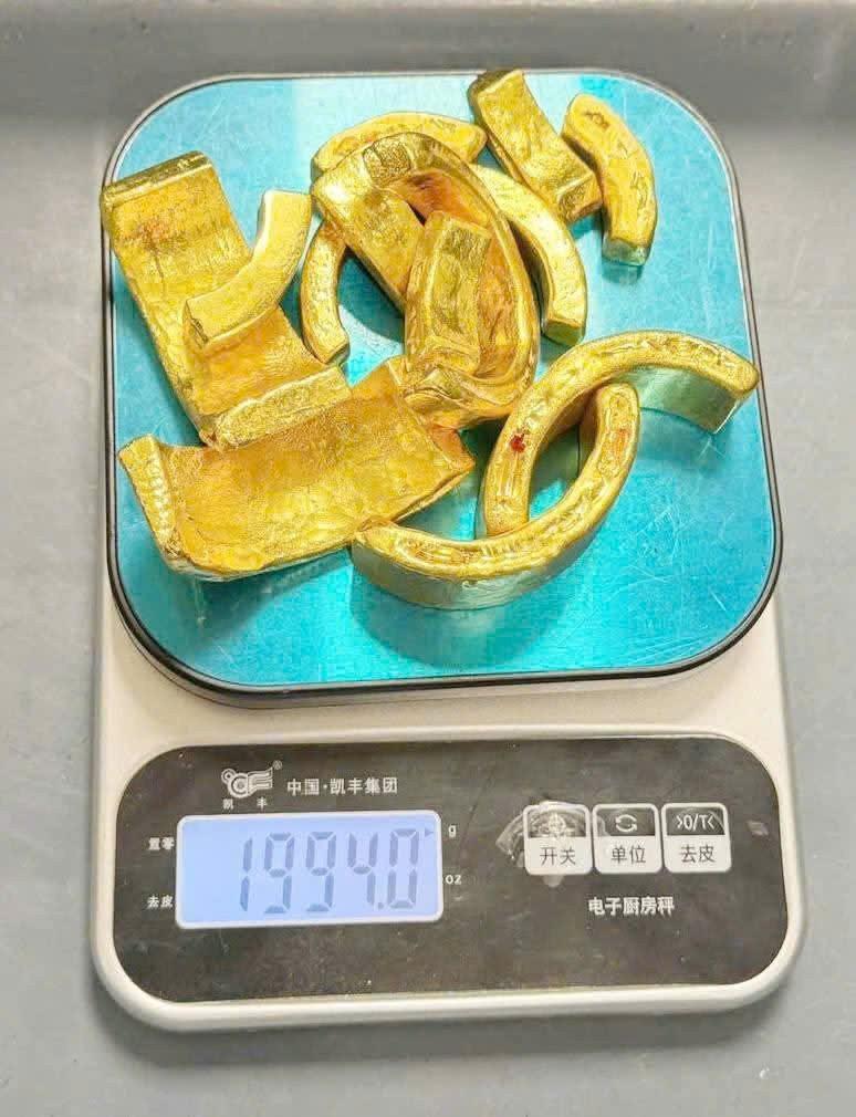 Ảnh: Gần 2kg vàng giấu trong ống kính máy ảnh.