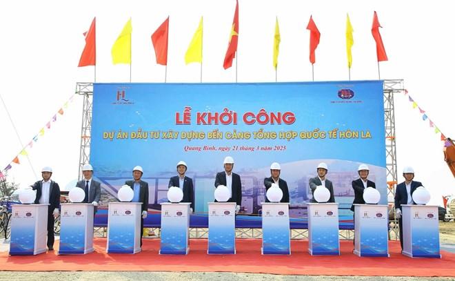 Khởi công Dự án Bến cảng tổng hợp quốc tế Hòn La gần 2.300 tỉ đồng là động lực để kinh tế Quảng Trị phát triển. Ảnh: Công Sáng