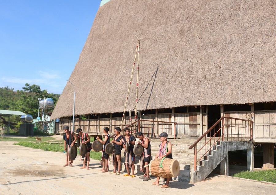 Câu lạc bộ văn hóa dân gian thôn 5 (Kon Braih, Quảng Ngãi) gìn giữ văn hóa truyền thống qua từng thế hệ.