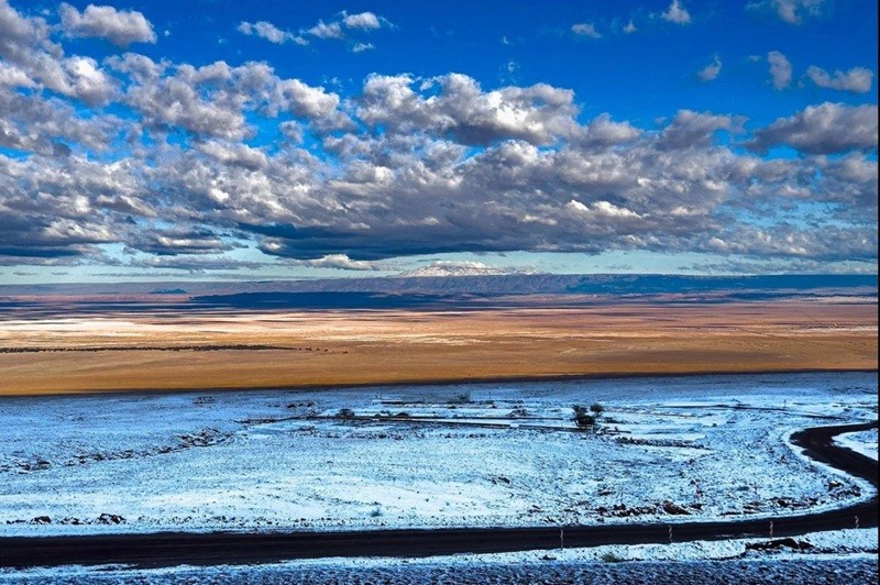 Một trận tuyết rơi gần đây bao phủ sa mạc Atacama ở Chile. Ảnh: M. Aguirre, S. Donaire, ALMA (ESO/NOAJ/NRAO). tuyet-roi-giua-sa-mac-kinh-thien-van-manh-nhat-the-gioi-te-liet-2.jpg